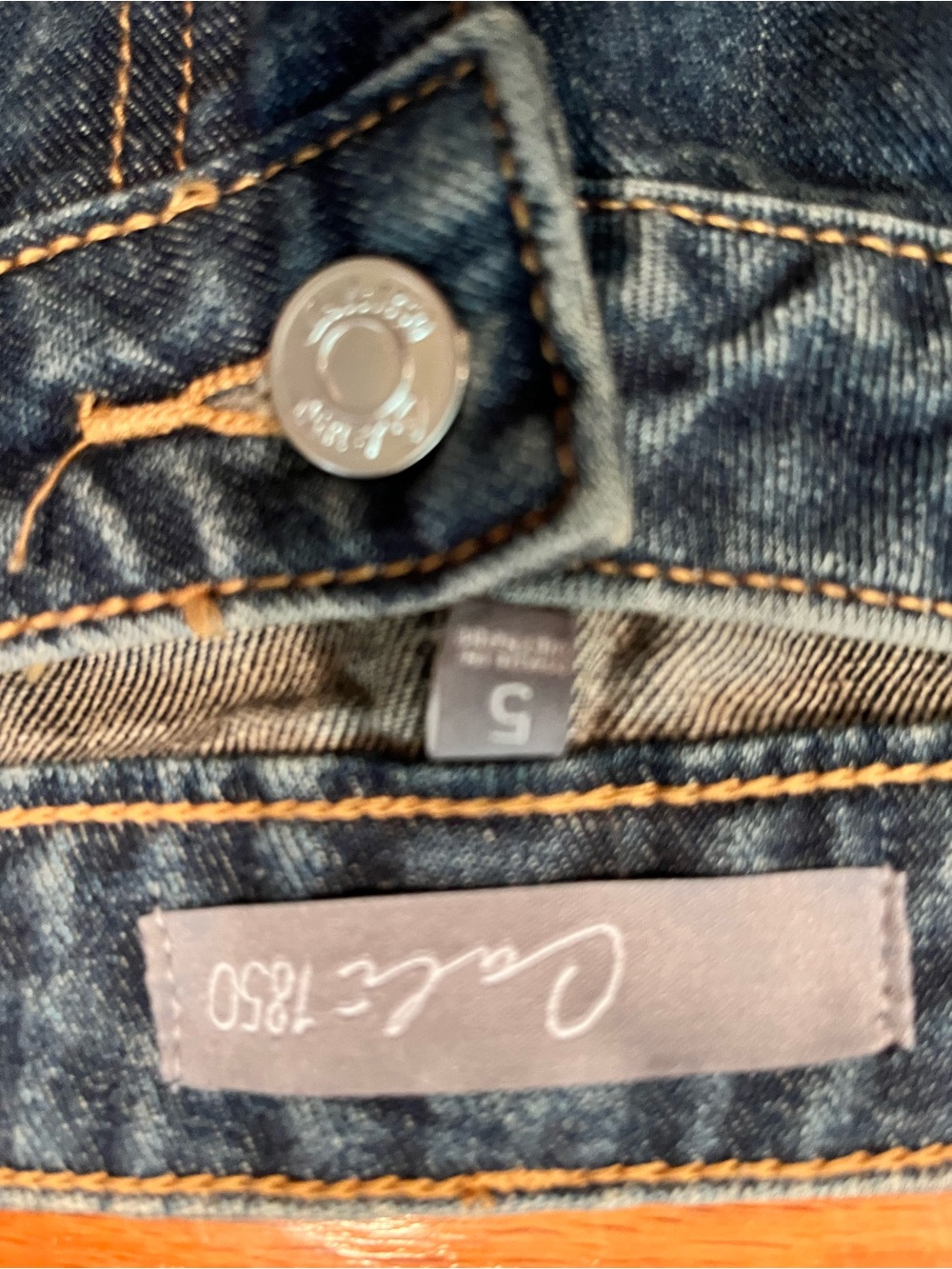Cali 1850 Wide-Leg Jeans with Denim Leopard Heart Appliqués. - Picture 4 of 5